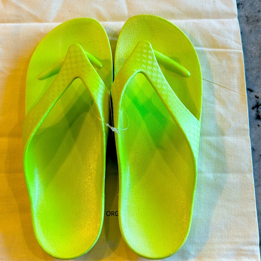 NWT rubber sandals